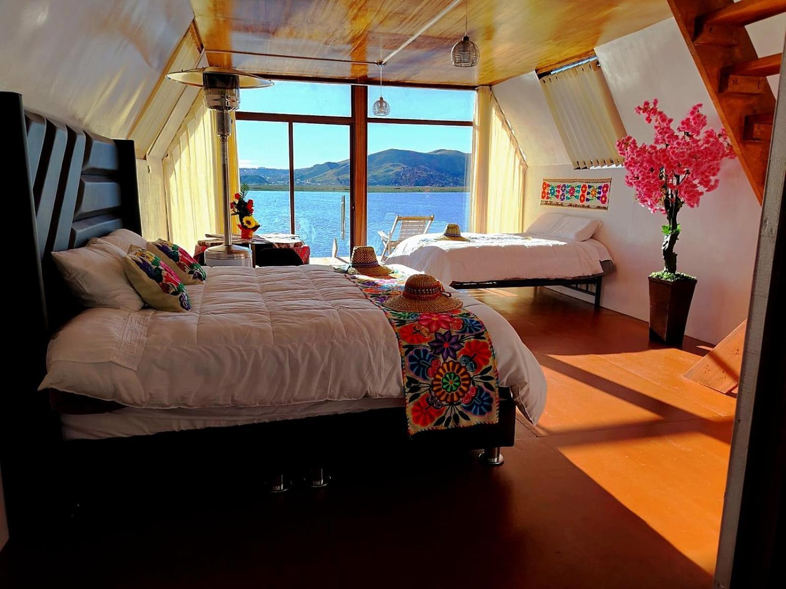 Uros Lodge
